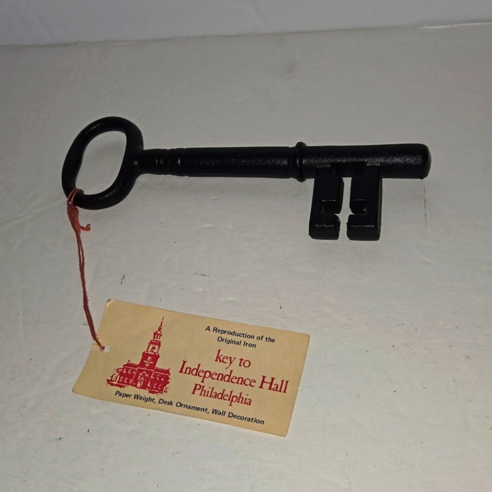 NEW VINTAGE IRON KEY TO INDEPENDENCE HALL PHILADELPHIA PAPERWEIGHT W/ TAG